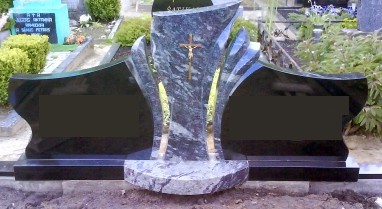 3 (1)        Svart granit och blå Labradorgranit. Helpolerad inkl. helpolerad sockel. 